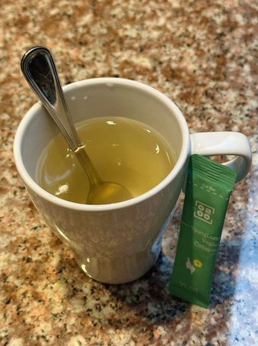 YoungLong Vegan Collagen drink prepared in a mug with a stick pack, designed to support skin elasticity and help improve the appearance of wrinkles.